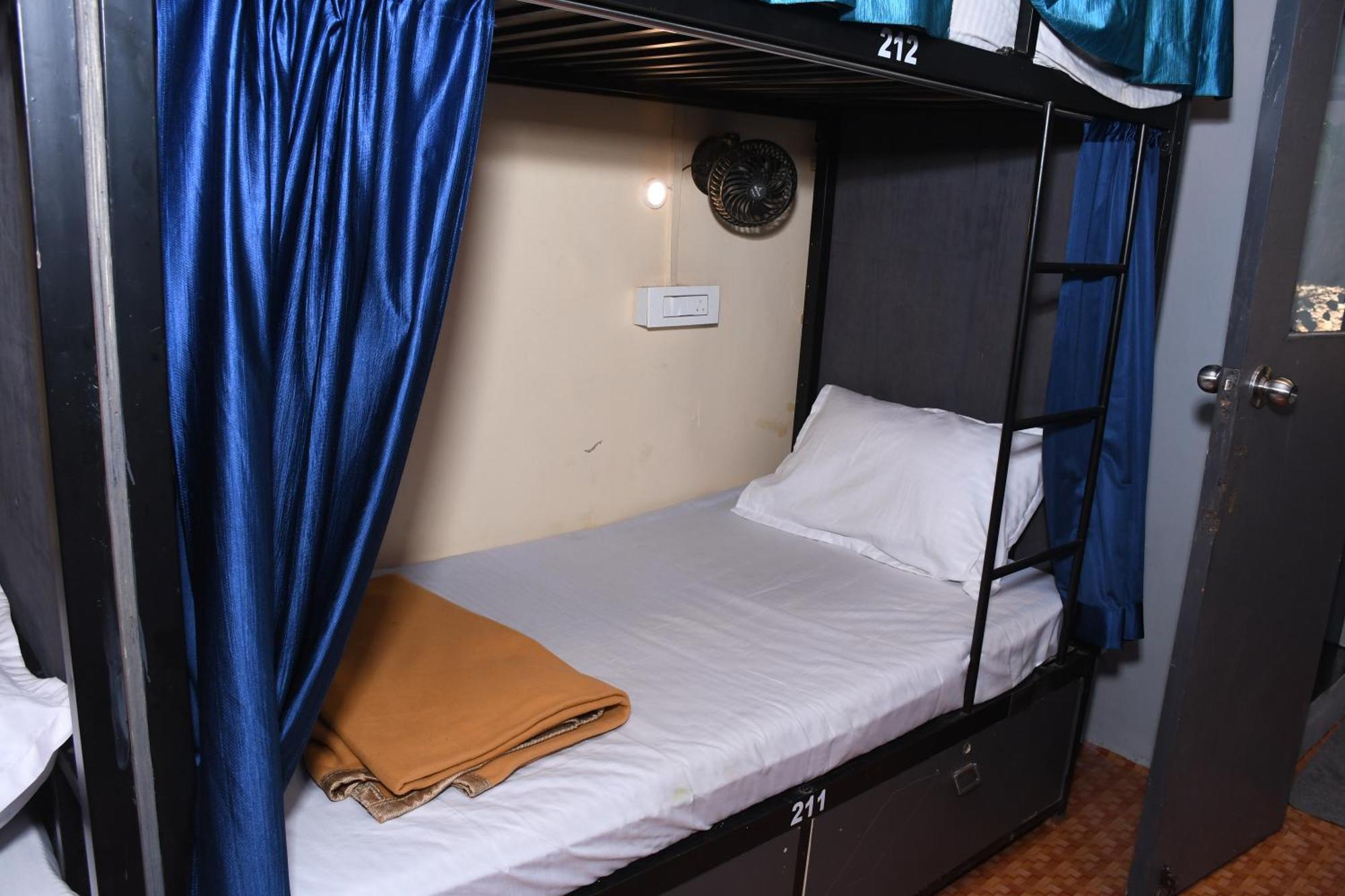 New Dormitory Afra Bombay Eksteriør billede